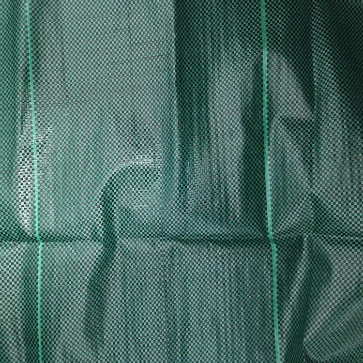 Tissu barrière contre les mauvaises herbes avec un paysage vert